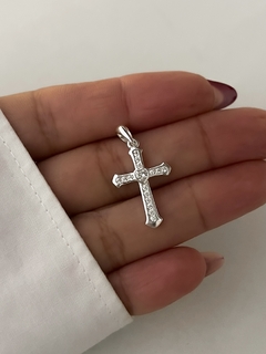 Dije cruz con piedras