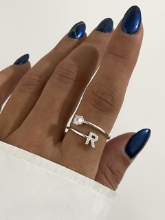Anillo inicial con piedras en internet