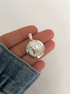 Dije medalla de nácar con inicial