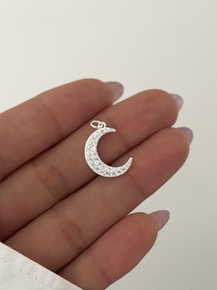 Dije luna con piedras