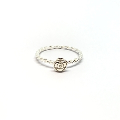Anillo trenzado con rosa