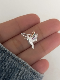 Dije colibri con piedras en alas