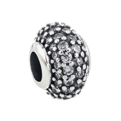 charm con piedras blancas