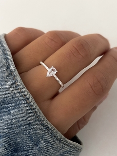 Anillo gotita con piedras