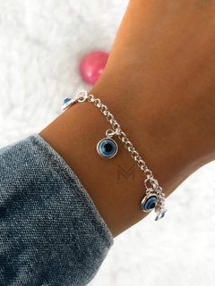 Pulsera con ojitos colgantes