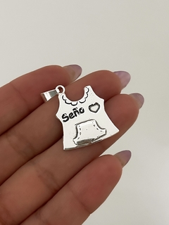 Dije guardapolvo señorita/maestra