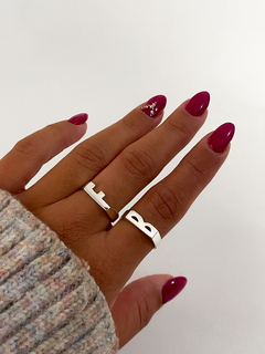 anillo con una inicial fina