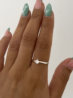 Anillo mini solitario