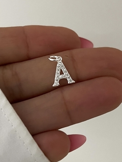 Dije inicial mediana con piedras cúbics