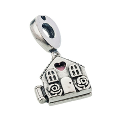 charm casa con flores y corazon