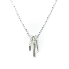 Cadena con dijes barritas