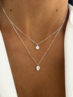 Collar doble con dijes redondo y gota