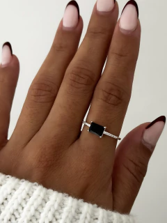 Anillo rectangular negro