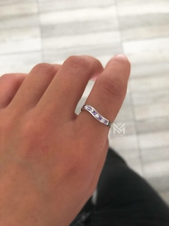 Anillo estilo ola con piedras