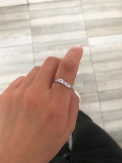 Anillo estilo ola con piedras - comprar online