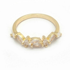 Anillo con piedras blancas
