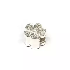 Charm trébol con piedras en internet