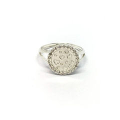 Anillo corazones y piedras