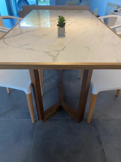 MESA DE COMEDOR DE PORCELANATO Y MADERA