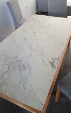 Imagen de MESA DE COMEDOR DE PORCELANATO Y MADERA