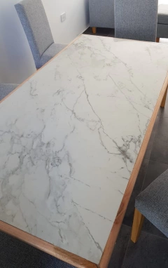 Imagen de MESA DE COMEDOR DE PORCELANATO Y MADERA