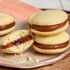 Alfajor sin TACC de dulce de leche y frutos rojos Lovvit