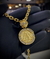 Pingente Letra Medalha Cravejada Bordado Banhado A Ouro 18K Lançamento na internet