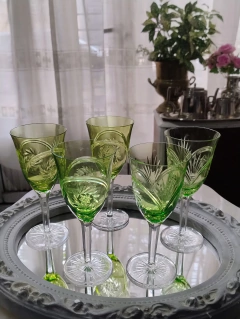 Imagen de 5 Copas Verdes "Grandes" para Vino Blanco de Cristal Tallado