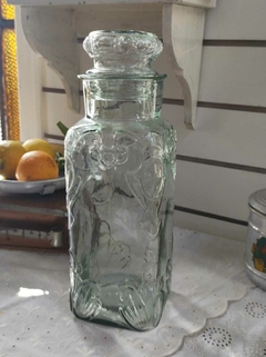 Gran Frasco de Vidrio labrado en relieve con Tapa