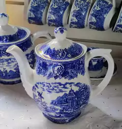 Imagen de Cafetera en Loza Arabia Finland con Escenas en Azul