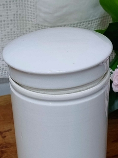 Tarro de Porcelana Europea (la tapa no le calza bien)