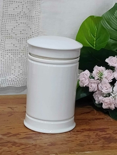 Tarro de Porcelana Europea (la tapa no le calza bien) en internet