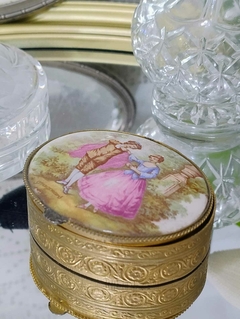 Pastillero Alhajero de Porcelana y Bronce con escena galante - comprar online