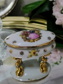 Alhajero de Porcelana Francesa Limoges con escenas galantes en internet