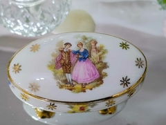 Alhajero de Porcelana Francesa Limoges con escenas galantes