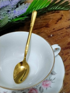 Cucharita de Te en Metal Dorado labrada en relieve - 2Gardenias Bazar antiguo & Deco