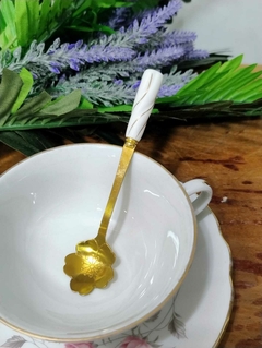 Cucharita de Te en Metal Dorado con Mango de Porcelana en internet