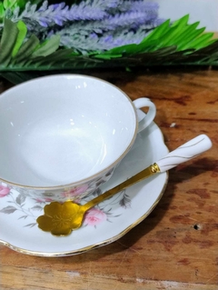 Cucharita de Te en Metal Dorado con Mango de Porcelana - comprar online