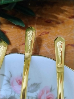 Cucharita de Te en Metal Dorado labrada en relieve en internet