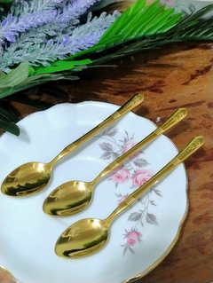 Cucharita de Te en Metal Dorado labrada en relieve - comprar online