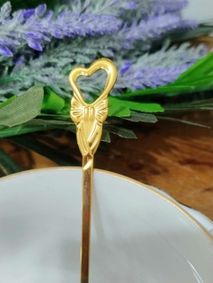 Cucharita de Te "Corazon" en Metal Dorado labrada en relieve - 2Gardenias Bazar antiguo & Deco
