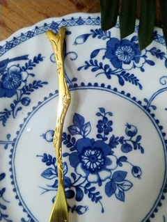 Untador en Metal Dorado labrado en relieve - 2Gardenias Bazar antiguo & Deco