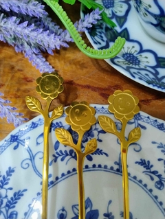 Tenedor Pinche para Picadas en Metal Dorado "Flor" en internet