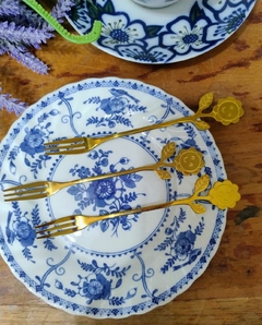 Imagen de Tenedor Pinche para Picadas en Metal Dorado "Flor"