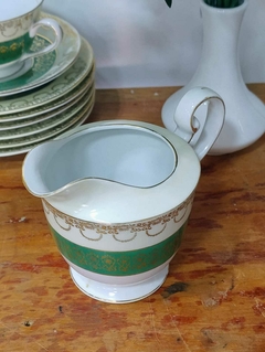 Lechera en Porcelana Tsuji con tonos verdes y filetes al oro