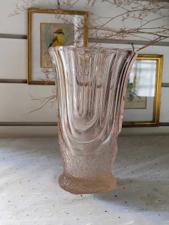 Florero de Vidrio Rosado decorado en relieve - tienda online