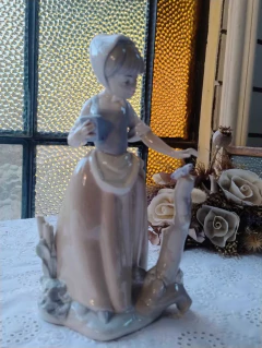 Imagen de Gran Figura en Porcelana Española Nao by Lladro Nena con Mariposa