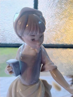 Gran Figura en Porcelana Española Nao by Lladro Nena con Mariposa en internet