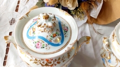 Gran Bombonera con Tapa en Porcelana Europea Rosas y filetes dorados - tienda online