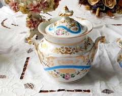 Imagen de Gran Bombonera con Tapa en Porcelana Europea Rosas y filetes dorados